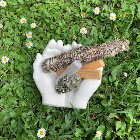 Renueva Tu Espacio y Tu Espíritu: La Magia de las Limpiezas Energéticas (Palo Santo y Sahumerio)