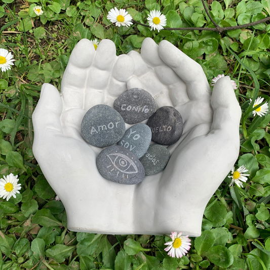 Manos Grises + Colección Piedras de Intención