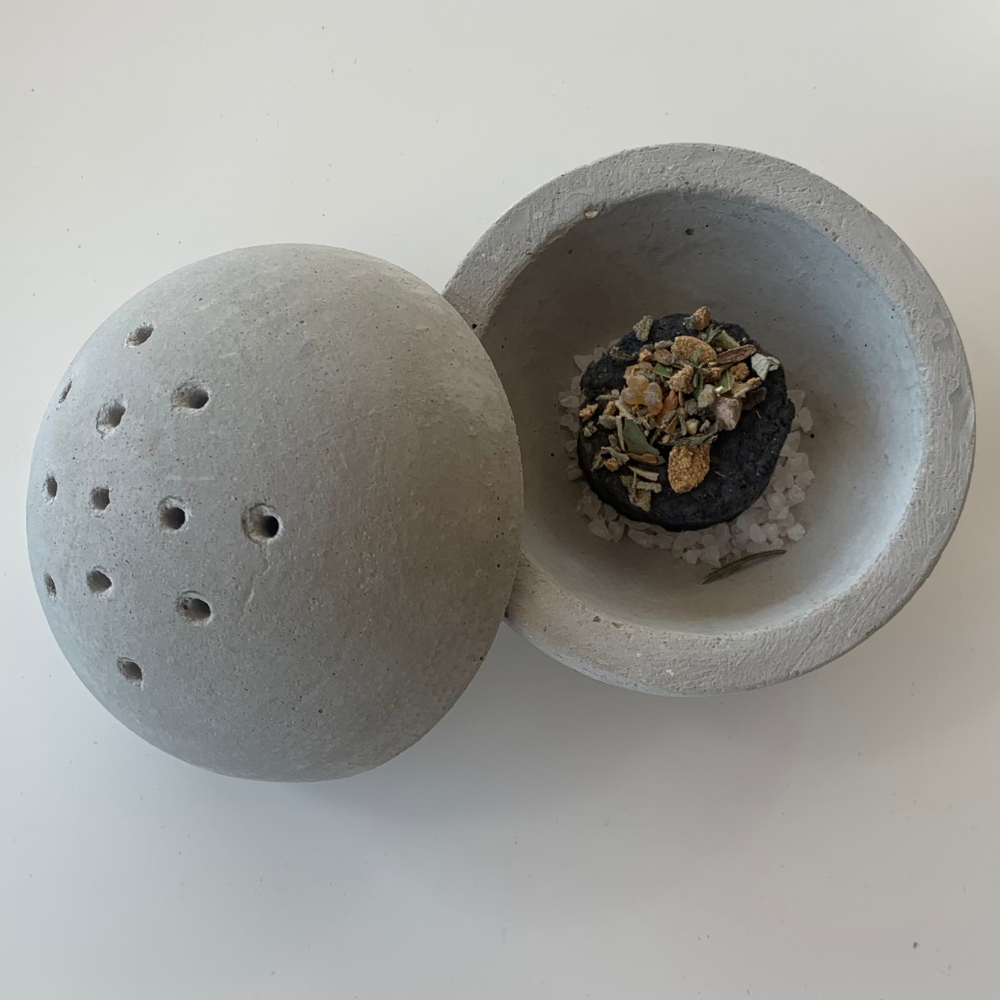 Esfera para Sahumar Plantiviris de concreto artesanal con tapa perforada para limpiar y armonizar espacios