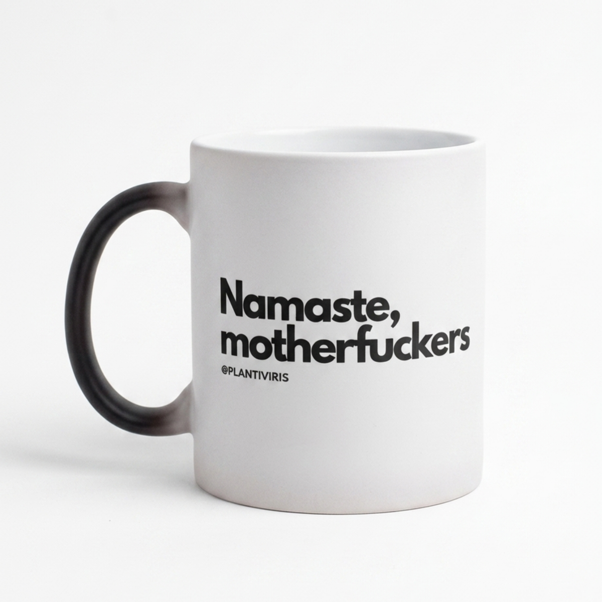 Taza Mágica Namaste Motherfuckers Plantiviris de cerámica negra — vista principal