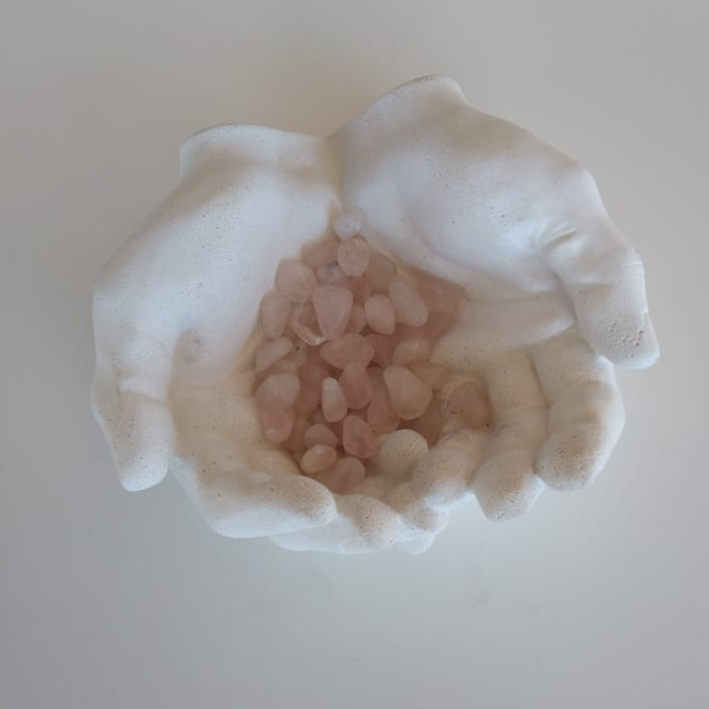 Detalle de mini cuarzos naturales Plantiviris para colocar en altar, escritorio, vela o Manos de Concreto