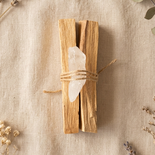 Palo Santo con Cuarzo Plantiviris — vista principal con dos varitas, cuarzo natural y tarjeta